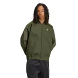 Campera Adidas modelo SST TT color verde militar, con cierre frontal, cuello alto y las clásicas tres tiras de la marca en las mangas. Cuenta con el logo del trifolio bordado en el pecho.