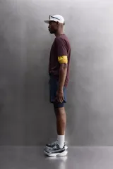 Shorts de entrenamiento azul marino con calza interior negra. Cintura elástica ajustable con cordón, bolsillos laterales con cierre y aberturas laterales en el bajo.