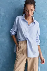Pantalón de corte recto y holgado, color marrón, con costuras frontales verticales que estilizan la silueta.