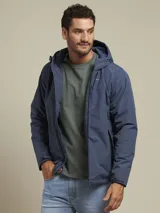 Campera azul con capucha, cierre frontal y bolsillos laterales.