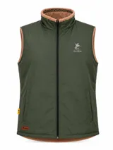Chaleco de microfibra color verde militar con interior de polar color tostado. Presenta cierre frontal completo, cuello alto con detalle de guarda pampa, bolsillos laterales y logo de la marca bordado en el pecho.