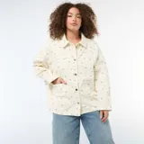 Sobrecamisa de twill color blanco con estampado floreado sutil, corte holgado, cuello camisero, cierre frontal con botones metálicos y dos bolsillos de parche delanteros.