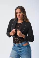 Blazer negro entallado con solapa con strass y forro de poliéster.