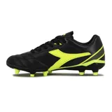 Championes de fútbol Diadora Futbol Tifosi Md, color negro con detalles en amarillo flúor.