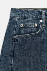 Bermuda de denim color bordó, de tiro medio y corte relaxed, con diseño de cinco bolsillos, trabillas para cinto y bajo desflecado.