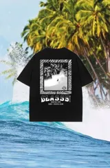 Remerón negro de manga corta con estampado gráfico en la espalda que incluye una foto de surfista en una ola, bordes con patrones de cebra y leopardo, y el texto "GLASSY SURFING 1999 SURE-TRAVEL CLUB".