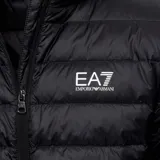 Campera puffer ligera con capucha, color negro, con cierre frontal completo y logo de la marca estampado en el pecho.