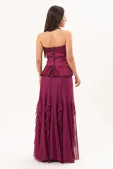 Pollera larga de microtul color magenta, totalmente forrada, de diseño fluido con volados que aportan movimiento y caída liviana.