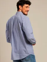 Camisa blanca con diseño de cuadros azules, de manga larga y corte slim fit.