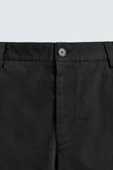 Bermuda cargo de algodón color beige claro, con corte relajado, bolsillos laterales de parche con solapa y bolsillos traseros de vivo.