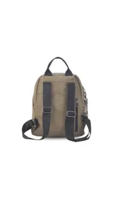 Mochila de símil cuero color negro, con asa de mano superior y correas regulables para llevar al hombro. Presenta cierre principal curvo en la parte superior y un bolsillo oculto en la espalda. Incluye llaveros colgantes decorativos en el tirador del cierre principal.