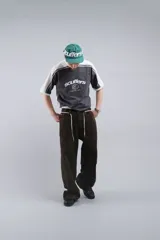 Gorra Scuffers de algodón twill color verde, con diseño estructurado y visera plana. Presenta bordado en relieve del logo en color blanco que envuelve el frente y los laterales.