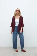Kimono de tejido de punto color bordó, de diseño abierto con mangas tres cuartos y bolsillos frontales con detalles en rojo.