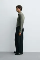 Camisa de corte regular fit color celeste, confeccionada en tejido fácil de planchar. Cuenta con cuello italiano abierto, manga larga con puño abotonado y cierre frontal con botonadura.