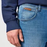 Jean Wrangler Texas Slim de hombre, color azul claro, corte slim fit, tiro medio y pierna ajustada.