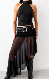 Falda midi negra de corte asimétrico con sección superior opaca fruncida y capa inferior transparente de tul. Presenta diseño irregular y fluido.