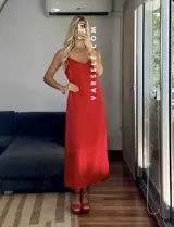 Vestido midi rojo de sedita con breteles finos y escote en V.