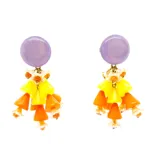 Aros colgantes con base redonda lila y diseño de cascada con piezas geométricas en tonos naranja y amarillo.