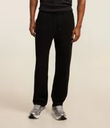 Pantalón deportivo recto para hombre, en color marrón, con cintura elástica, cordón ajustable y bolsillos laterales.