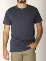 Remera básica de manga corta y cuello redondo color gris oscuro, con calce clásico y sutil bordado al tono en el borde inferior.