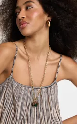 Collar dorado de cadena eslabonada con dije colgante compuesto por piedras de resina verde y esferas metálicas texturizadas.