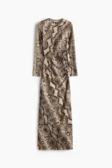 Vestido largo de malla de doble capa con estampado de piel de serpiente. Modelo entallado de manga larga, con escote redondo y detalle de costura fruncida lateral que crea un efecto drapeado.