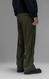 Pantalón de corte recto confeccionado en corderoy premium color verde oliva. Presenta diseño clásico de cinco bolsillos, cierre frontal con botón, presillas para cinturón y costuras reforzadas.
