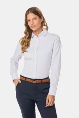 Camisa de manga larga entallada, confeccionada en una mezcla de algodón con spandex. Presenta cuello clásico, cierre frontal con botones al tono y puños abotonados.