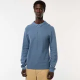 Remera de manga larga de punto de fantasía color azul, con cuello polo y cierre de tres botones.