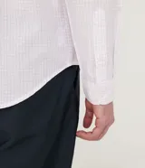 Camisa de vestir slim fit con estampado de cuadros en tonos rosa y blanco, cuello camisero y mangas largas.