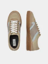 Zapatillas urbanas de diseño retro en tonos beige, marrón y celeste, confeccionadas en serraje con suela de goma color caramelo y cordones blancos.