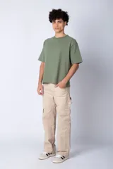 Remera de corte boxy y holgado, confeccionada en algodón pesado, con cuello redondo y diseño liso.