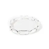 Anillo plateado con diseño de eslabones rectangulares calados.