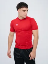 Remera térmica deportiva de manga corta de la marca Umbro, en color rojo, con cuello redondo y ajuste ceñido al cuerpo.