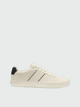 Zapatillas Boss modelo Aiden Tenn Grained, color blanco marfil con detalles en negro en el talón y líneas laterales, con la inscripción de la marca en el lateral.