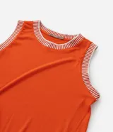 Musculosa color naranja confeccionada en rib de viscosa, con cuello redondo de punto y sisas con el mismo acabado.