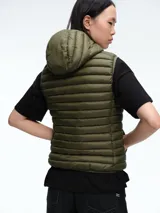 Chaleco acolchado ultraligero de nylon color negro, con cierre frontal y capucha integrada. Diseño de la línea Giga con relleno sintético Plumtech para aislamiento térmico.
