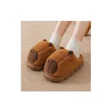 Pantuflas sin talón de diseño inspirado en un capibara, confeccionadas en material texturizado color beige claro, con detalles marrones en el hocico y las orejas, y suela de goma ranurada.