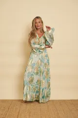 Vestido largo con estampado floral en tonos verde agua y detalles metalizados dorados, con escote en V, mangas largas abullonadas y falda de diseño escalonado.