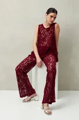 Pantalón ancho de encaje floral color bordó, con transparencias.