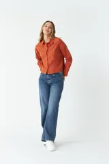 Camisa de manga larga color ladrillo con rayas verticales en relieve.