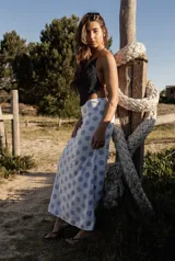 Pollera larga de seda color crudo con lunares celestes.