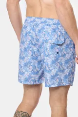 Short de baño celeste con estampado de flores blancas.