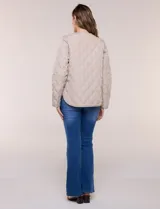 Campera matelaseada color verde militar con diseño capitoneado de rombos, escote redondo sin cuello y cierre frontal con broches a presión. Cuenta con bolsillos frontales oblicuos y ruedo curvo con aberturas laterales.