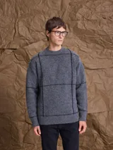 Sweater de cuello redondo en blend de lana, color gris con diseño de líneas negras formando cuadros. Presenta puños y ruedo acanalados.