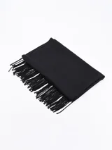 Bufanda larga color negro con flecos en los extremos.