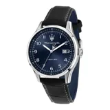 Reloj analógico Maserati modelo Sorpasso con caja de acero inoxidable de 42mm, esfera azul con indicadores numéricos y fecha, y correa de cuero negro con interior azul.