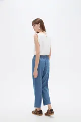 Pantalón de corte recto y tiro medio, confeccionado en lyocell color azul, con cintura elástica y bolsillos laterales.