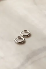 Aros de acero quirúrgico en formato argolla gruesa, de diseño clásico y acabado brillante.
