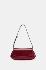 Bolso de hombro de diseño estructurado, confeccionado en material sintético con acabado brillante efecto charol. Presenta una solapa frontal con cierre de botón imantado, asa de hombro ajustable y bolsillo interior con cremallera.